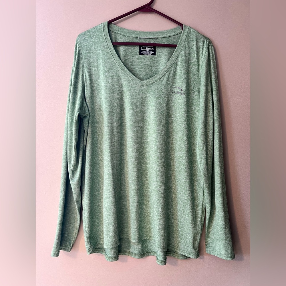 LL Bean women’s Insect shield pro knit crew shirt size L regular. V-neck.